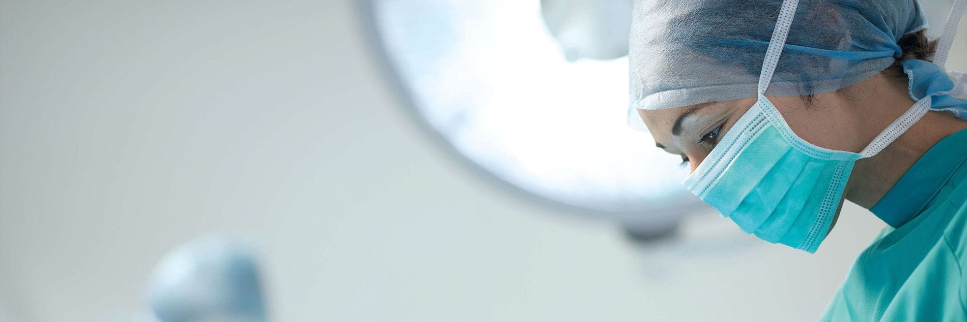 QFT Transplant, female surgeon at the operating table